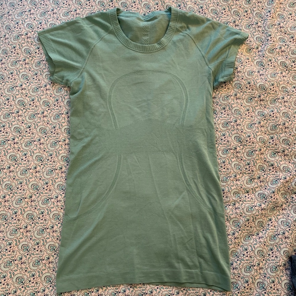 LULULEMON swiftly tech shirt sz. 6